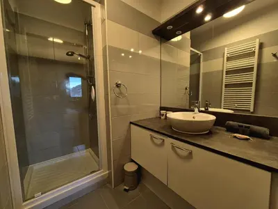 Salle de bains dans l'établissement Élégant Duplex - Sainte Foy Station - 10 pers