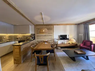 Cuisine ou kitchenette dans l'établissement Beautifully Renovated 2 Bedroom Apartment - Arc 1950 - Prince des Cimes
