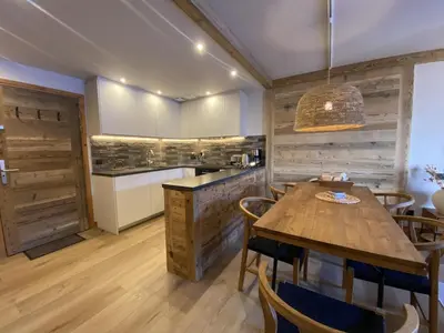 Cuisine ou kitchenette dans l'établissement Beautifully Renovated 2 Bedroom Apartment - Arc 1950 - Prince des Cimes
