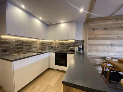 Cuisine ou kitchenette dans l'établissement Beautifully Renovated 2 Bedroom Apartment - Arc 1950 - Prince des Cimes