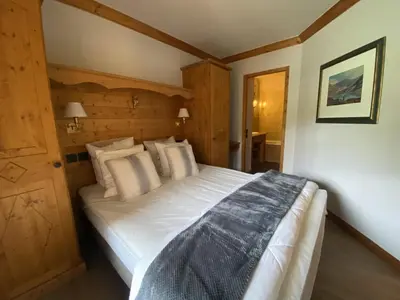 Un ou plusieurs lits dans un hébergement de l'établissement Beautifully Renovated 2 Bedroom Apartment - Arc 1950 - Prince des Cimes