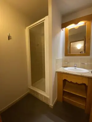 Salle de bains dans l'établissement Beautifully Renovated 2 Bedroom Apartment - Arc 1950 - Prince des Cimes