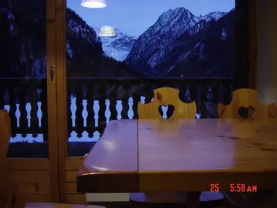 Vue générale sur la montagne ou vue sur la montagne depuis le chalet