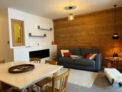 Coin salon dans l'établissement Appartement 4 pièces avec balcon à Pralognan-la-Vanoise - FR-1-464-260