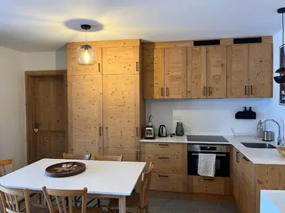 Cuisine ou kitchenette dans l'établissement Appartement 4 pièces avec balcon à Pralognan-la-Vanoise - FR-1-464-260