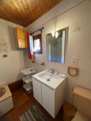 Salle de bains dans l'établissement Les Mésanges