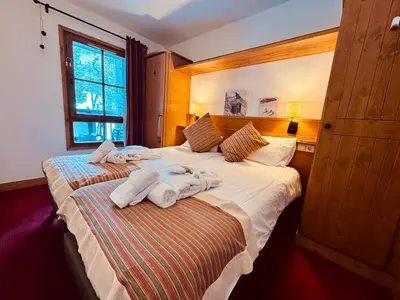 Un ou plusieurs lits dans un hébergement de l'établissement Cosy 2 Bed Apartment - Arc 1950 - Auberge Jerome