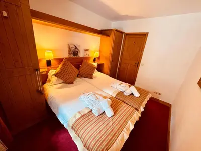 Un ou plusieurs lits dans un hébergement de l'établissement Cosy 2 Bed Apartment - Arc 1950 - Auberge Jerome