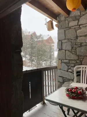 Balcon ou terrasse dans l'établissement Cosy 2 Bed Apartment - Arc 1950 - Auberge Jerome