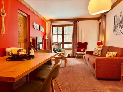Coin salon dans l'établissement Cosy 2 Bed Apartment - Arc 1950 - Auberge Jerome