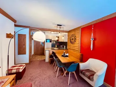 Cuisine ou kitchenette dans l'établissement Cosy 2 Bed Apartment - Arc 1950 - Auberge Jerome