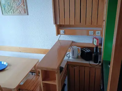 Cuisine ou kitchenette dans l'établissement Duplex skis aux pieds pour 6 à Arc 1800, balcon au sud-est - FR-1-411-1011