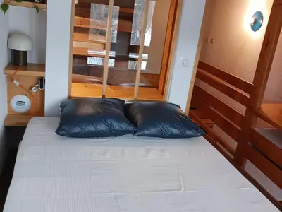 Un ou plusieurs lits dans un hébergement de l'établissement Duplex skis aux pieds pour 6 à Arc 1800, balcon au sud-est - FR-1-411-1011