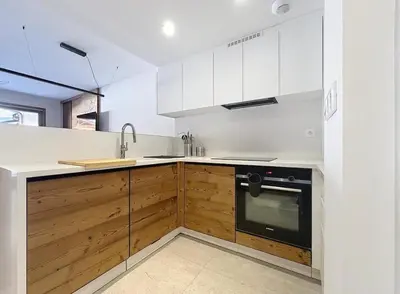 Cuisine ou kitchenette dans l'établissement Large New Duplex, 10 People Mountain View & Terrace