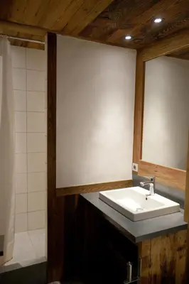 Salle de bains dans l'établissement Chalet de Solaise B03