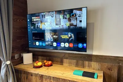 Télévision ou salle de divertissement dans l'établissement Chalet de Solaise B03