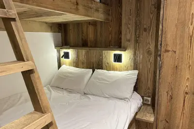 Un ou plusieurs lits dans un hébergement de l'établissement Chalet de Solaise B03