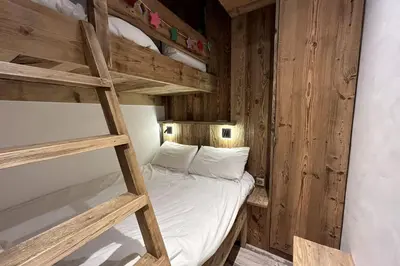 Un ou plusieurs lits dans un hébergement de l'établissement Chalet de Solaise B03
