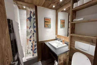 Salle de bains dans l'établissement Chalet de Solaise B03