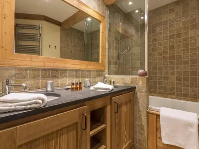 Salle de bains dans l'établissement Appartement spacieux 6-7 pers, Balcon, Ski aux pieds, Parking couvert - FR-1-862-12