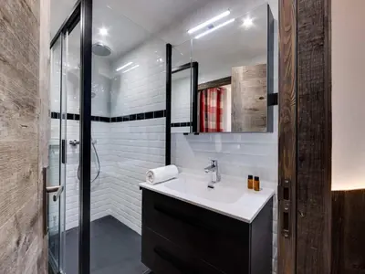 Salle de bains dans l'établissement Duplex rénové avec balcon à Val d'Isère, parking inclu - FR-1-862-24