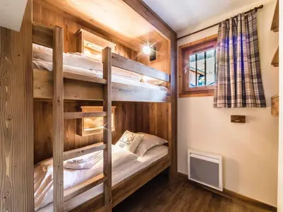 Un ou plusieurs lits dans un hébergement de l'établissement Appartement lumineux ski aux pieds avec parking couvert - FR-1-862-25