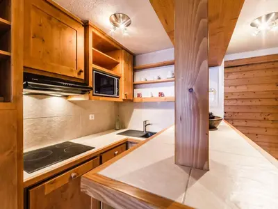 Cuisine ou kitchenette dans l'établissement Appartement lumineux ski aux pieds avec parking couvert - FR-1-862-25