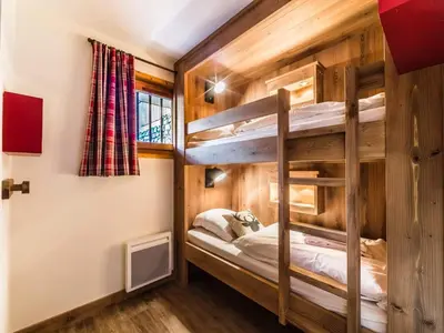 Un ou plusieurs lits dans un hébergement de l'établissement Appartement lumineux ski aux pieds avec parking couvert - FR-1-862-25