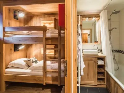 Un ou plusieurs lits dans un hébergement de l'établissement Appartement lumineux ski aux pieds avec parking couvert - FR-1-862-25