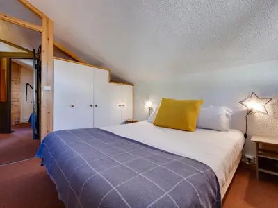 Un ou plusieurs lits dans un hébergement de l'établissement Duplex rénové ski aux pieds avec balcon pour 6 personnes à Val-d'Isère - FR-1-862-30