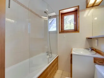 Salle de bains dans l'établissement Duplex rénové ski aux pieds avec balcon pour 6 personnes à Val-d'Isère - FR-1-862-30