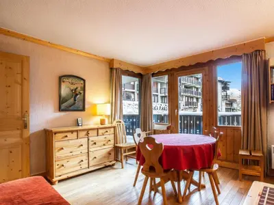 Coin salon dans l'établissement Appartement lumineux ski aux pieds avec parking à Val d'Isère - FR-1-862-27