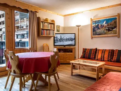 Coin salon dans l'établissement Appartement lumineux ski aux pieds avec parking à Val d'Isère - FR-1-862-27