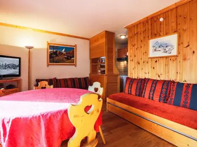Coin salon dans l'établissement Appartement lumineux ski aux pieds avec parking à Val d'Isère - FR-1-862-27