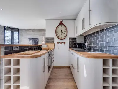 Cuisine ou kitchenette dans l'établissement Appartement rénové 5 pers, Val d'Isère, centre, balcon - FR-1-862-33