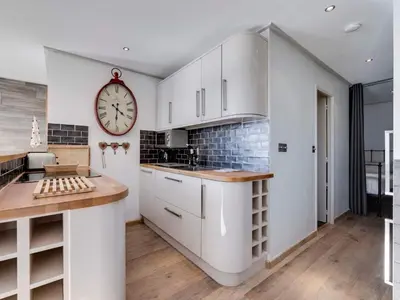 Cuisine ou kitchenette dans l'établissement Appartement rénové 5 pers, Val d'Isère, centre, balcon - FR-1-862-33