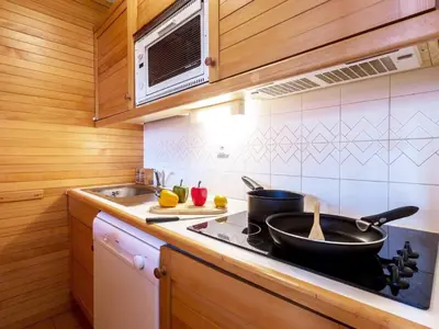 Cuisine ou kitchenette dans l'établissement Appartement confortable 6 pers, Ski aux pieds, Parking Val d'Isère - FR-1-862-26