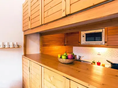 Cuisine ou kitchenette dans l'établissement Appartement confortable 6 pers, Ski aux pieds, Parking Val d'Isère - FR-1-862-26