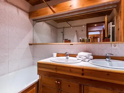 Salle de bains dans l'établissement Appartement ski aux pieds avec parking couvert à Val d'Isère - FR-1-862-2