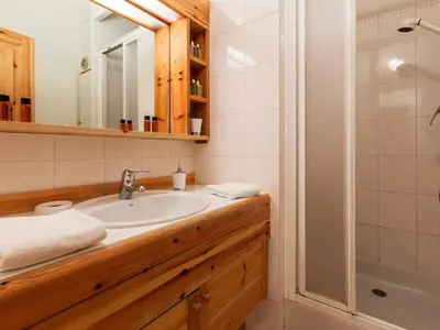 Salle de bains dans l'établissement Appartement ski aux pieds avec parking couvert à Val d'Isère - FR-1-862-2