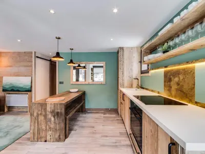 Cuisine ou kitchenette dans l'établissement Appartement rénové au pied des pistes avec Parking couvert - FR-1-862-35