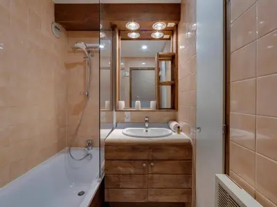 Salle de bains dans l'établissement Appartement lumineux 5 pers, cheminée, parking couvert - FR-1-862-31