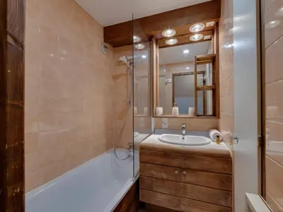 Salle de bains dans l'établissement Appartement lumineux 5 pers, cheminée, parking couvert - FR-1-862-31
