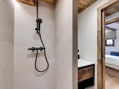 Salle de bains dans l'établissement Appartement rénové, ski aux pieds avec parking couvert - FR-1-862-28