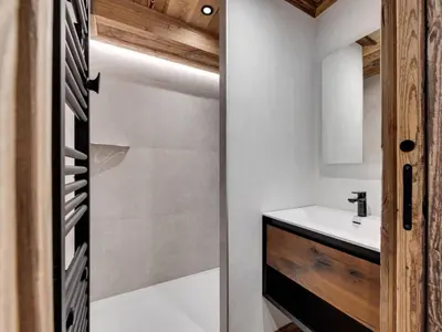 Salle de bains dans l'établissement Appartement rénové, ski aux pieds avec parking couvert - FR-1-862-28