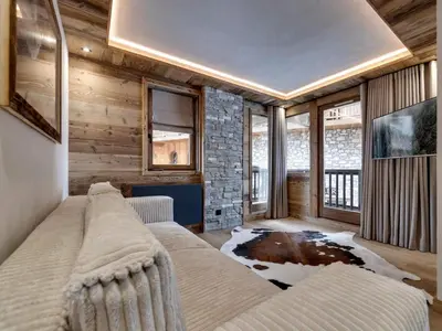 Télévision ou salle de divertissement dans l'établissement Appartement rénové, ski aux pieds avec parking couvert - FR-1-862-28