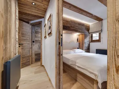 Un ou plusieurs lits dans un hébergement de l'établissement Appartement rénové, ski aux pieds avec parking couvert - FR-1-862-28