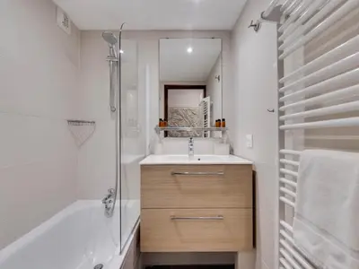 Salle de bains dans l'établissement Appartement lumineux 5 pers au pied des pistes avec parking couvert - FR-1-862-39