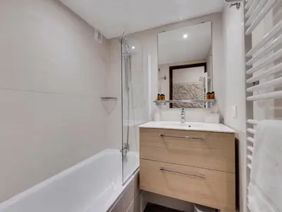 Salle de bains dans l'établissement Appartement lumineux 5 pers au pied des pistes avec parking couvert - FR-1-862-39