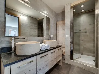 Salle de bains dans l'établissement Appartement rénové au pied des pistes avec parking à Val d'Isère - FR-1-862-38